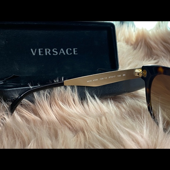 2️⃣9️⃣5️⃣ Authentic Versace Sunglasses 👓 - Picture 5 of 9